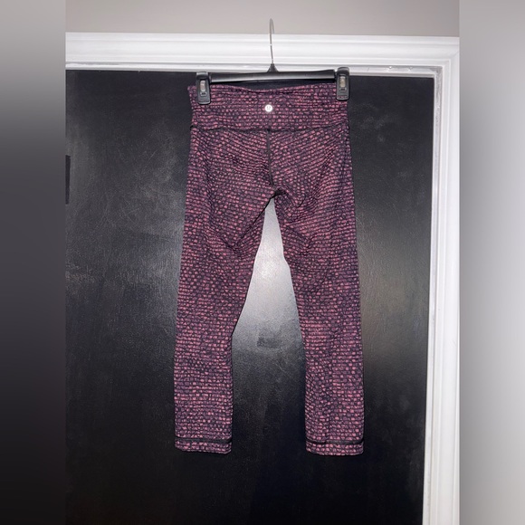Lululemon Leggings in Pink & Black Pattern, Size 4 - Picture 2 of 8